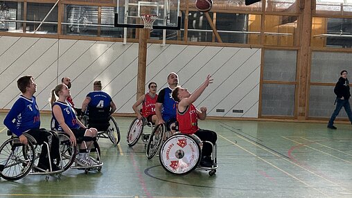 Korbwurf durch Henry Pierer, Spieler der „Wheelers“ des MTV Stuttgart 1843 e.V. beim letzten Rollstuhlbasketball-Turnier im Dezember 2023.