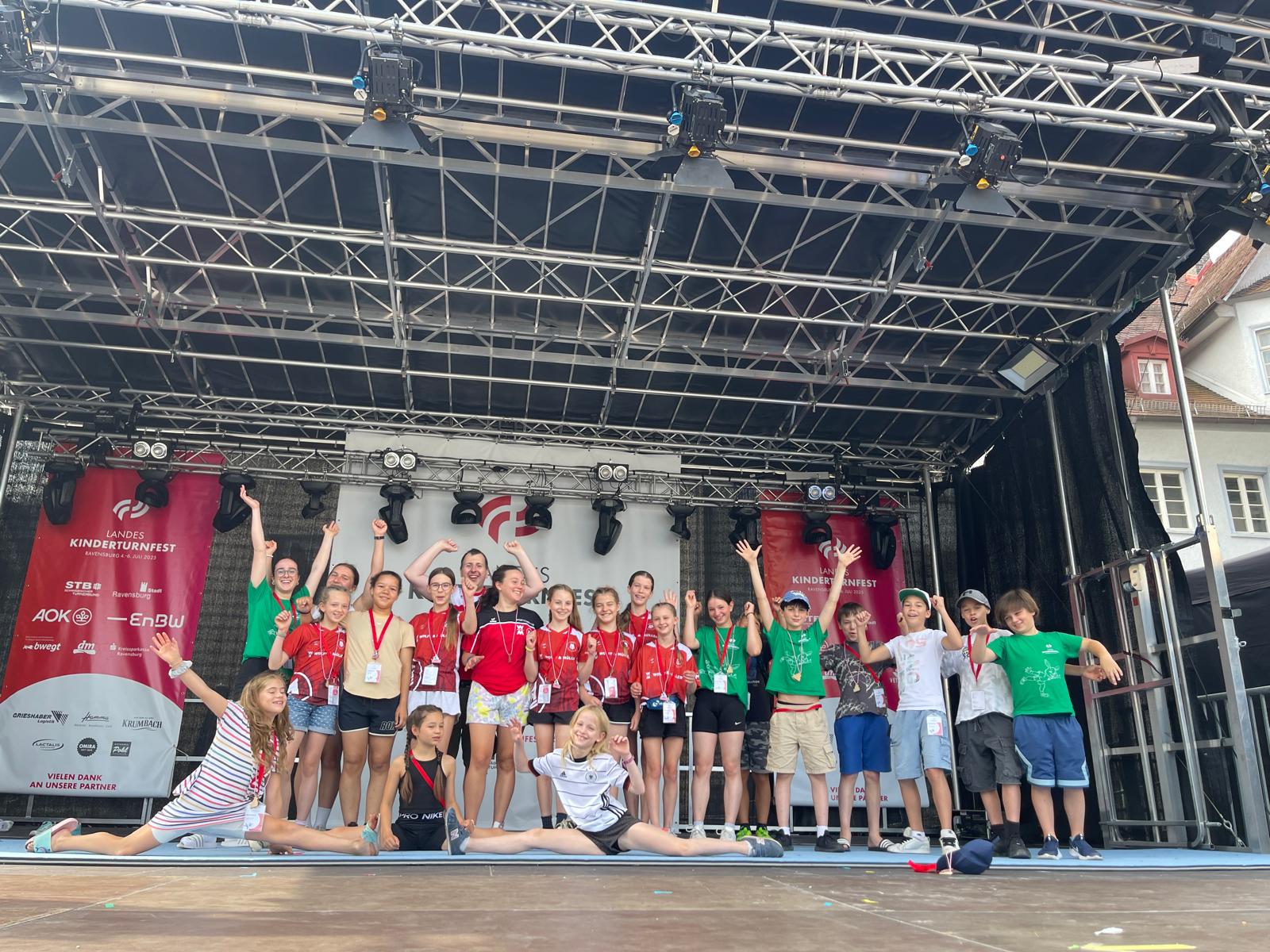 Gruppenbild auf der Turnfestbühne