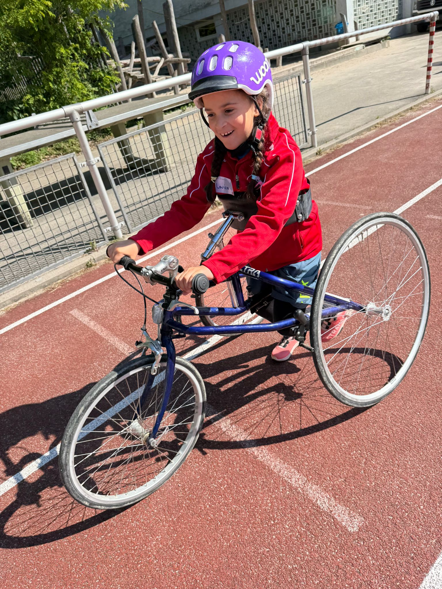Mädchen auf Running Frame, einer Art Rennrolator
