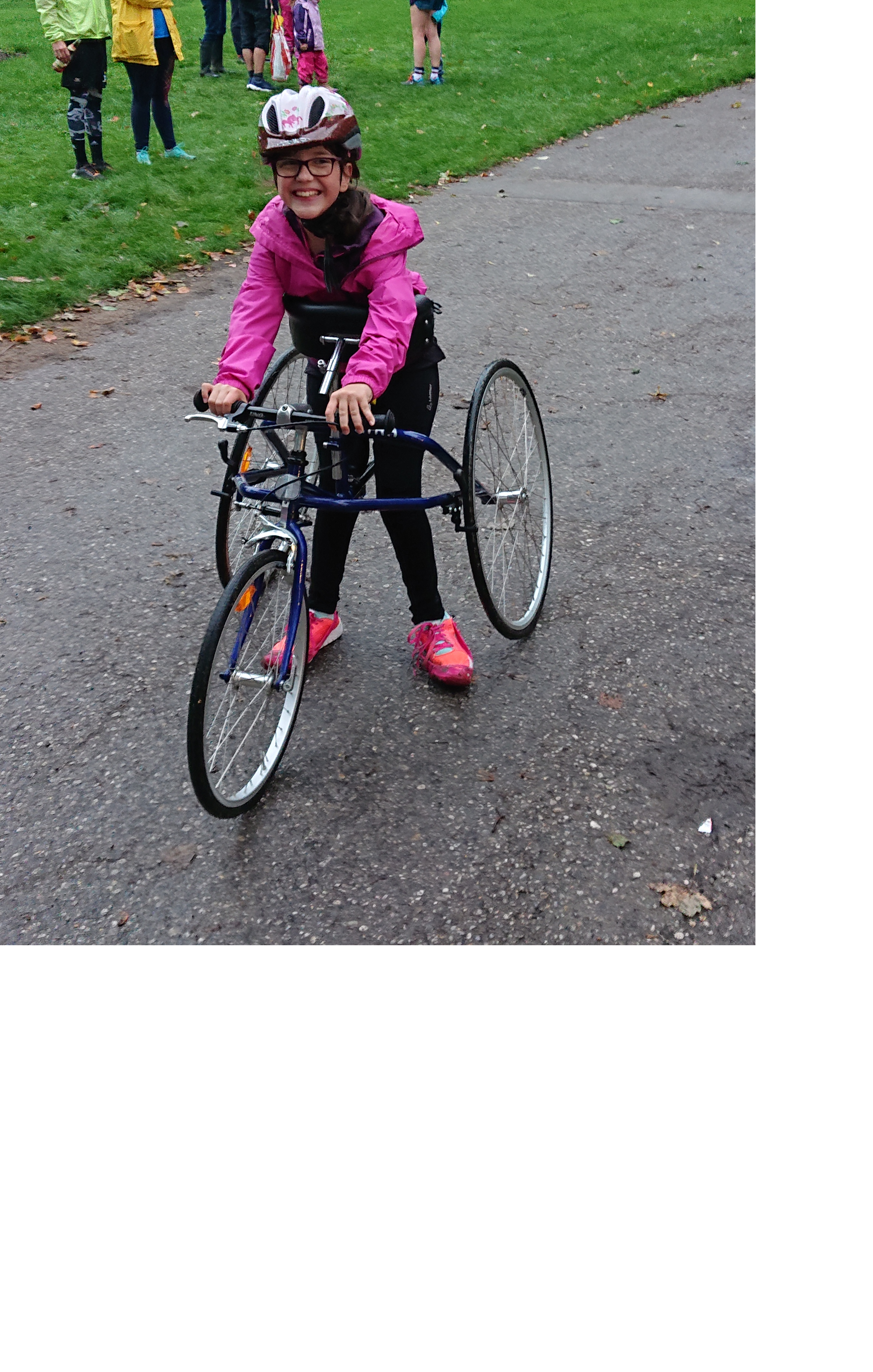 Eine Sportlerin mit Runningframe läuft ins Ziel.