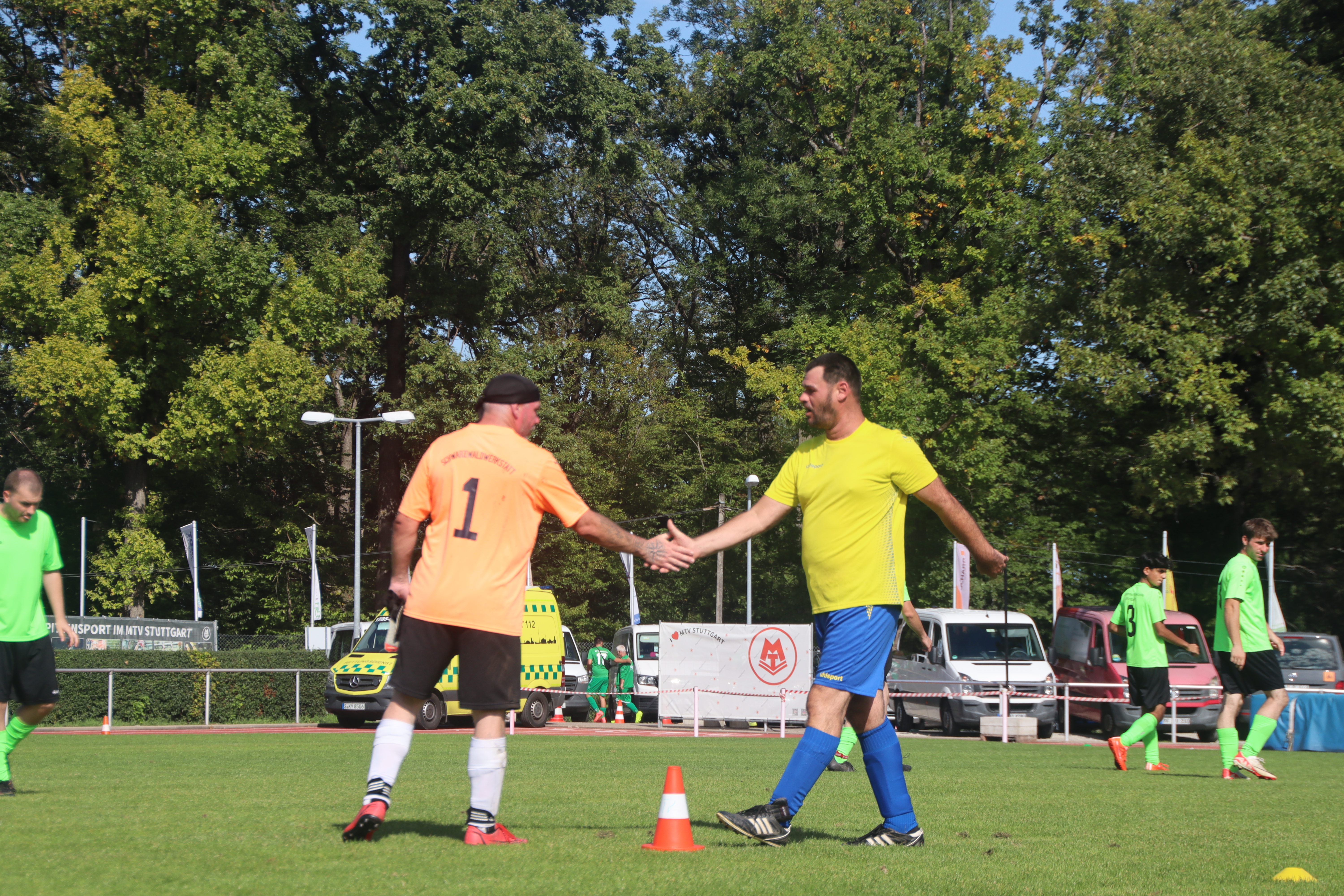 Zwei Spieler reichen sich die Hand nach einem Spiel.