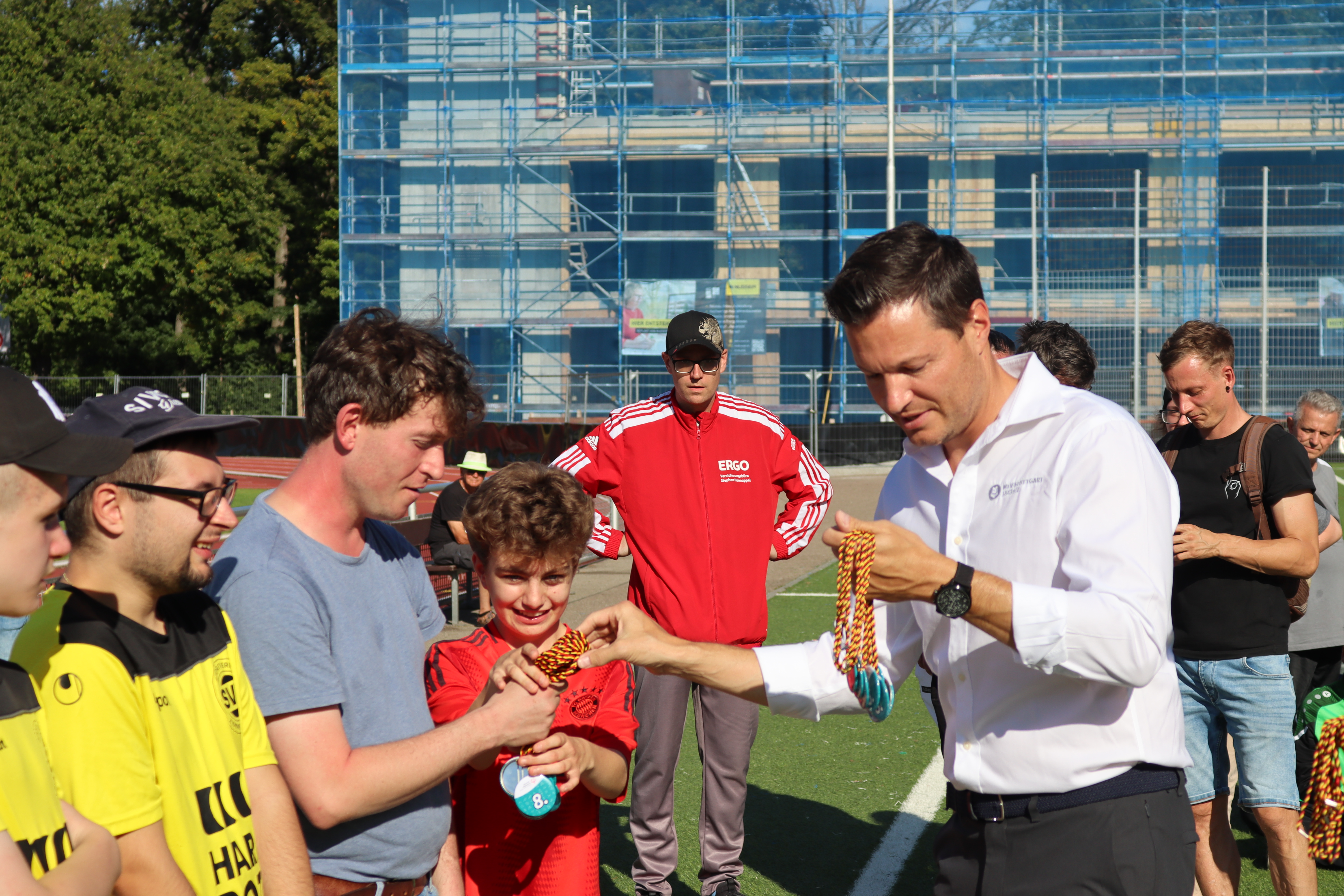 Nico Helwerth übergibt Medallien