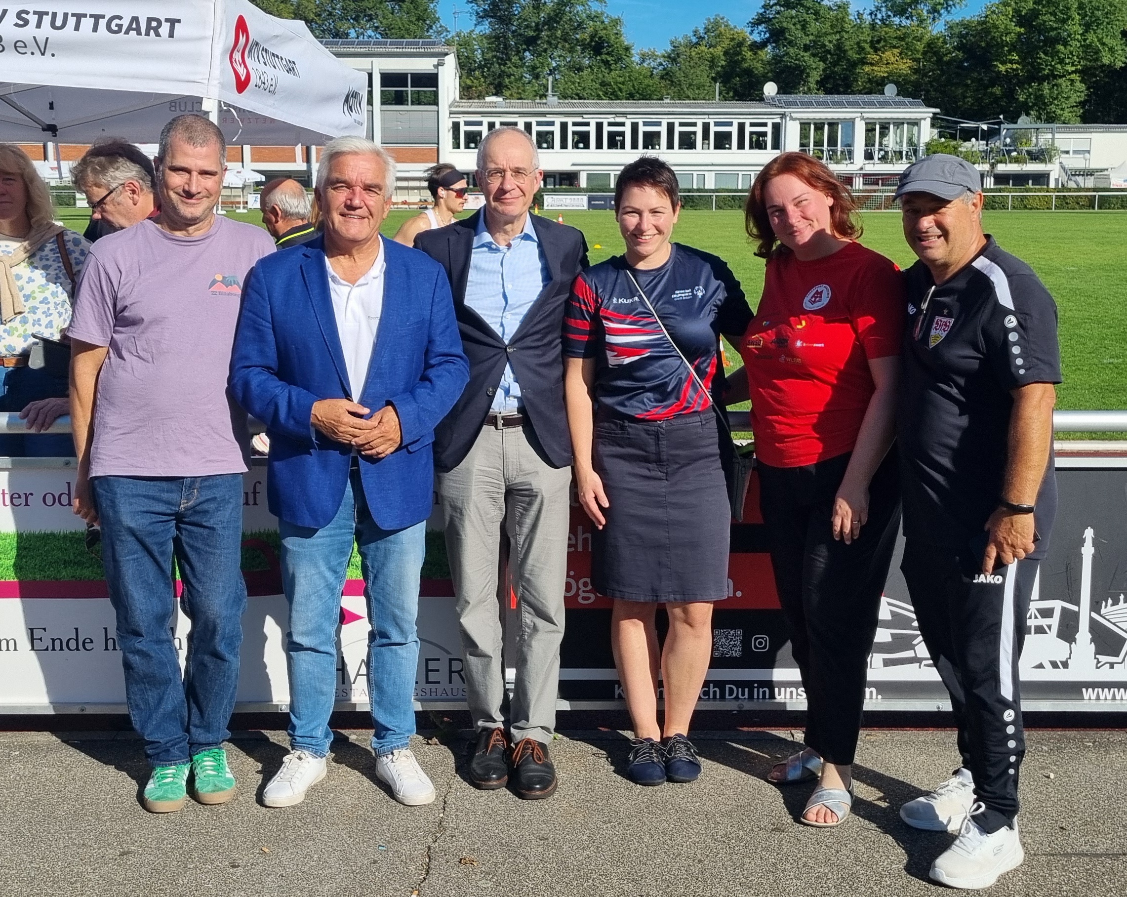 Von links nach rechts stehen Daniel Wall-Massetti, Fred Stradinger, Frank Seeger, Jennifer Langer, Mandy Pierer und Georgios Mataxeratis