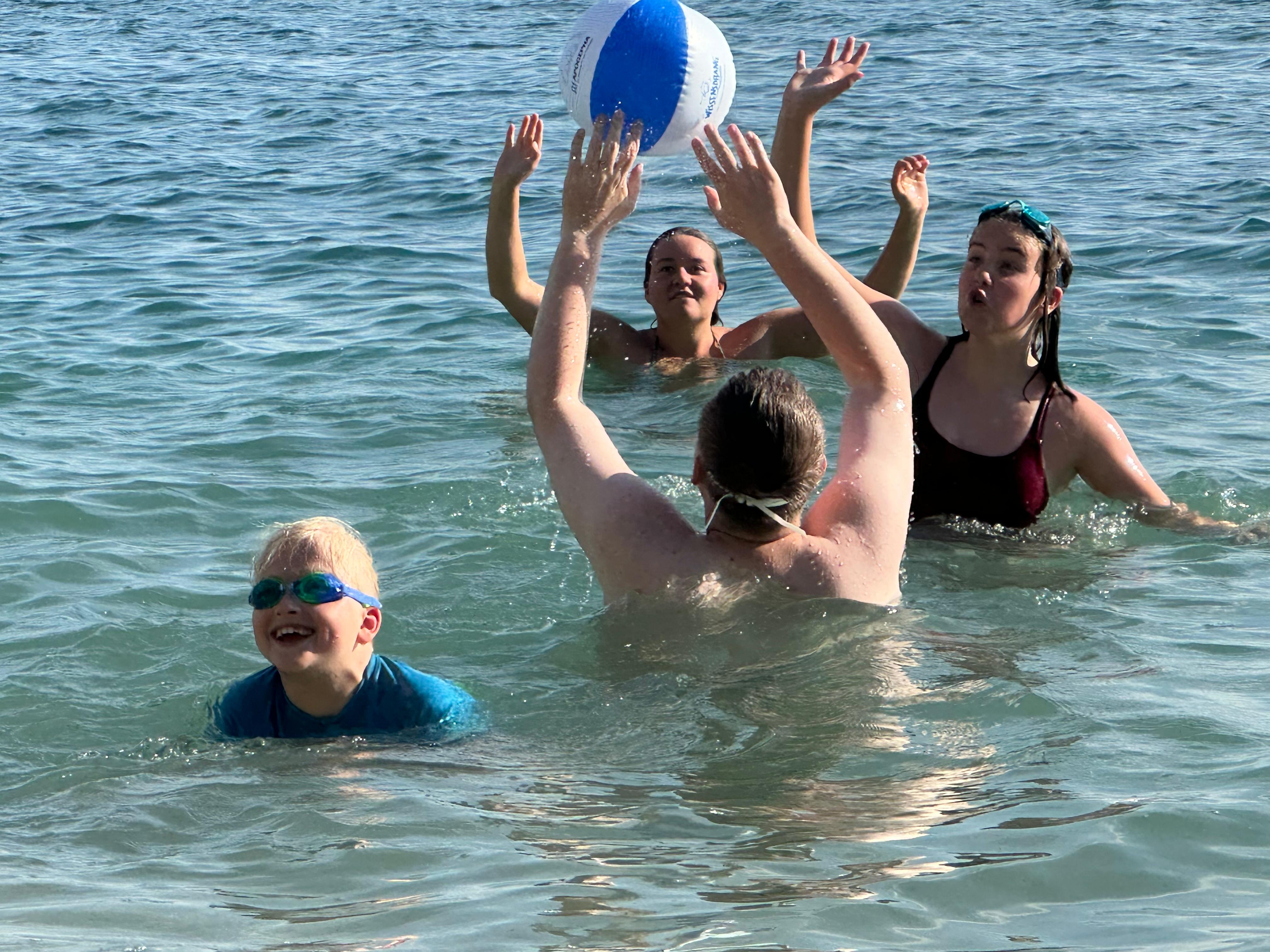 Nico Helwerth übergibt Medallien