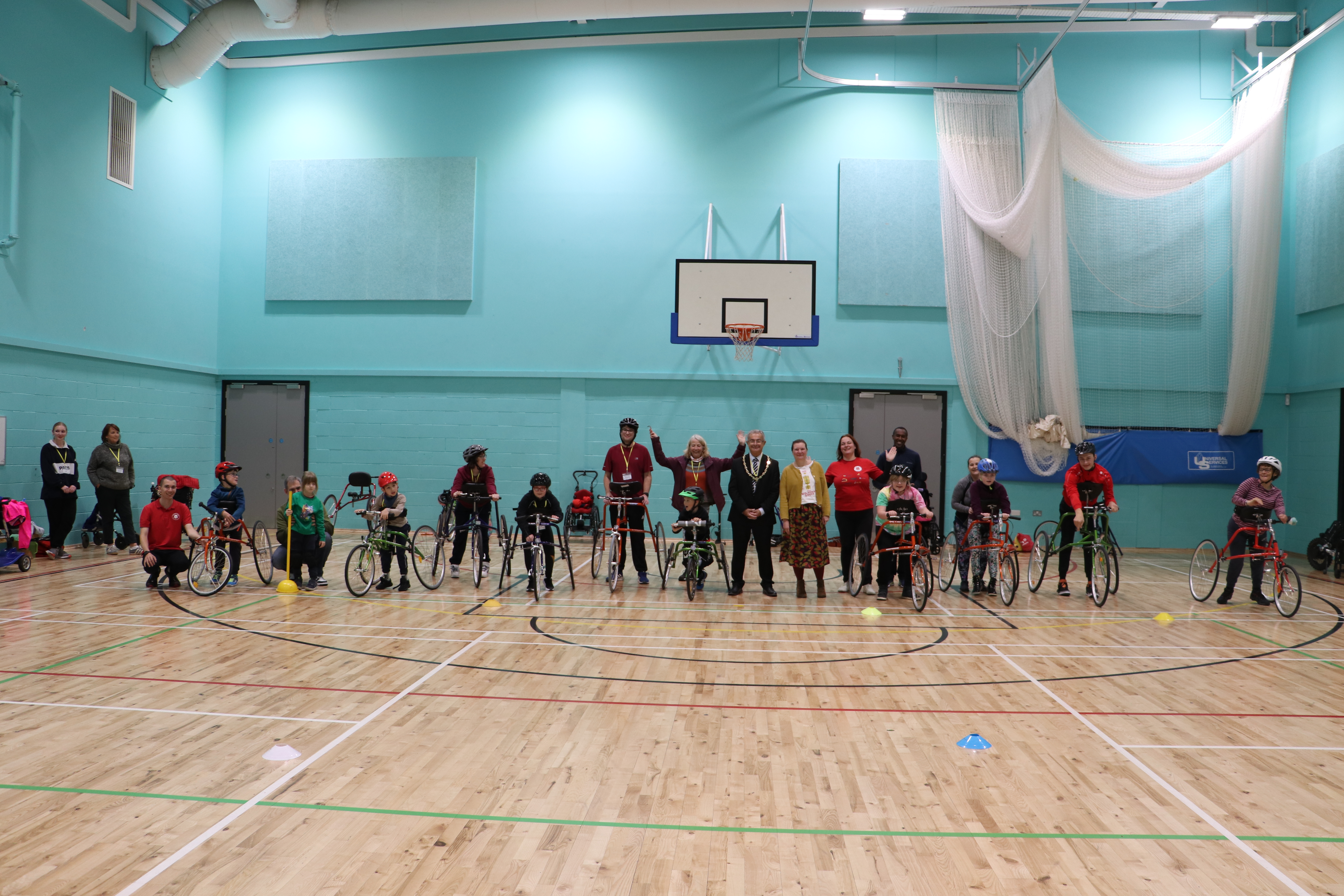 Gruppenfoto in der Halle mit allen Teilnehmer:innen so wie den Ehrengästen