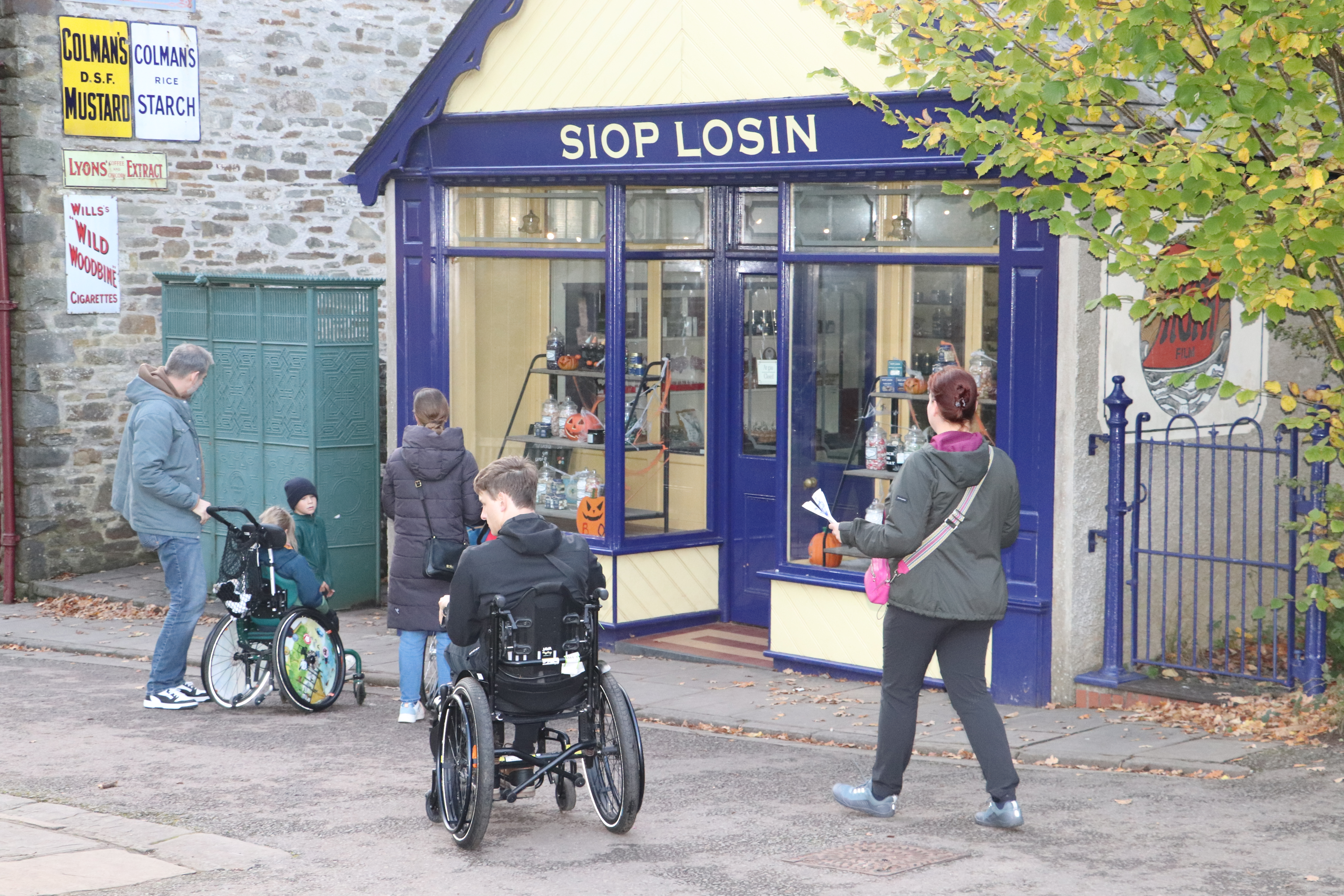 Gruppe beim Besuch des Freilichtmuseum vor einem alten Gebäude