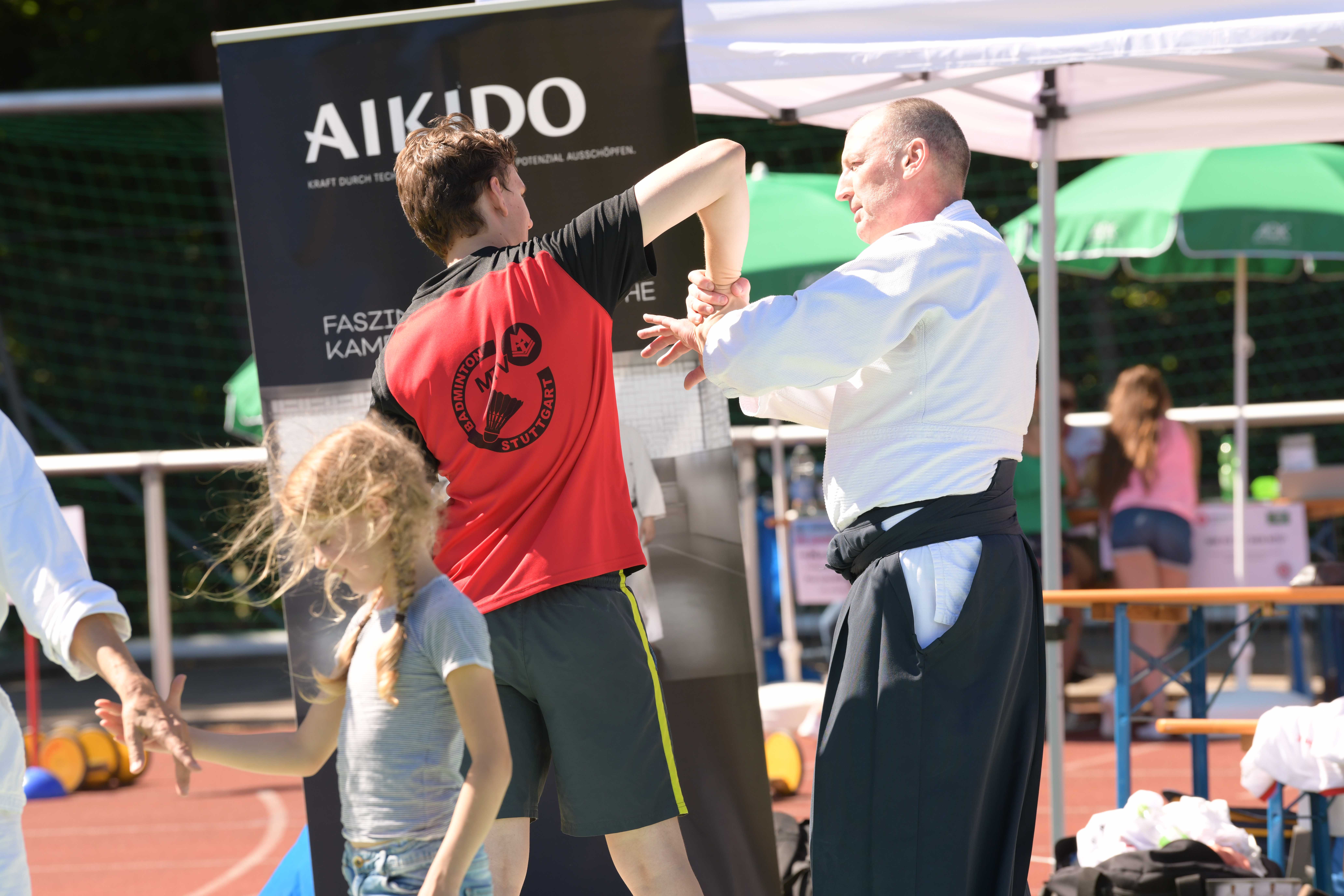Bild zeigt Mitmachtraining bei eine Aikidovorführung