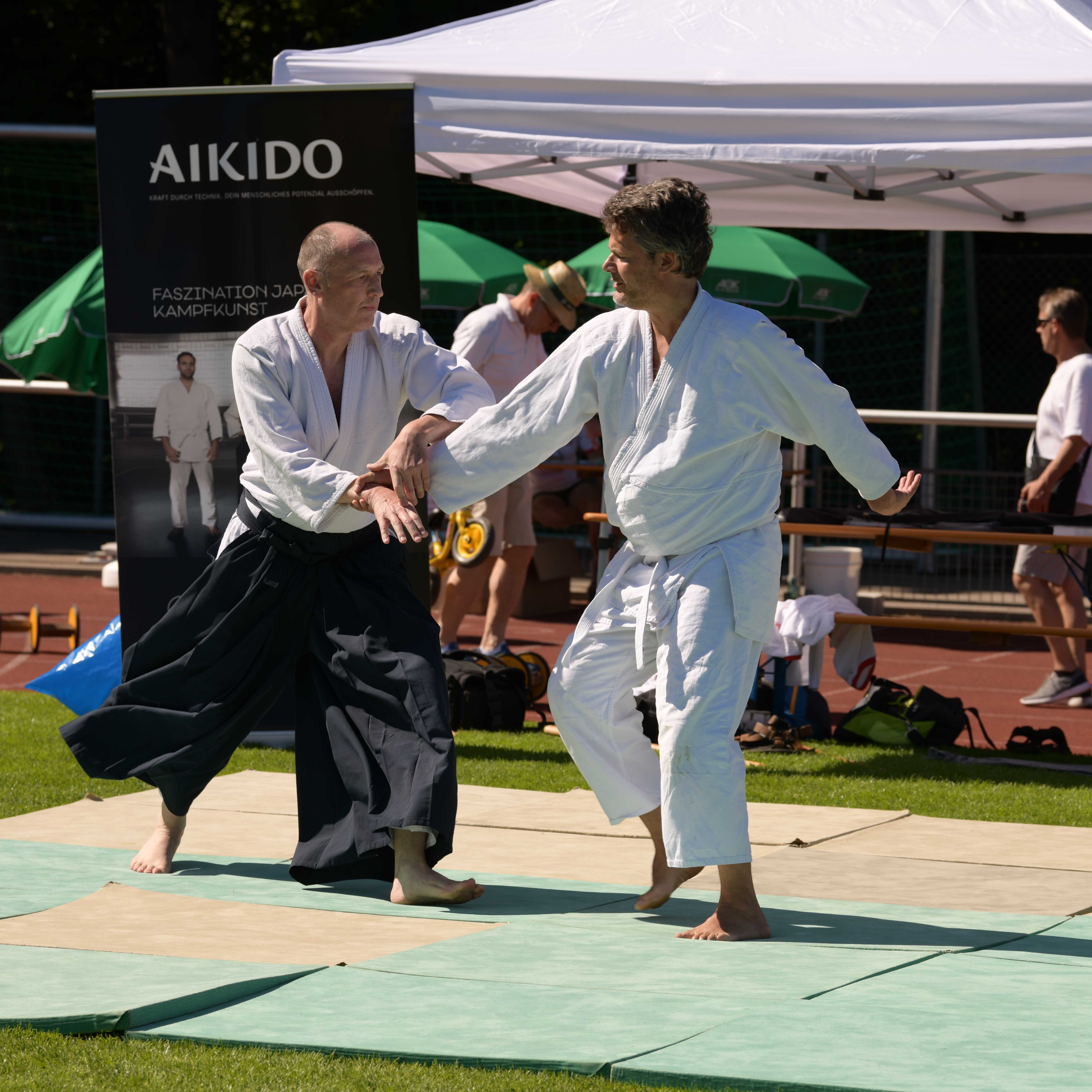 Bild zeigt einen Angreifer und die Verteidigung bei einer Aikidovorführung