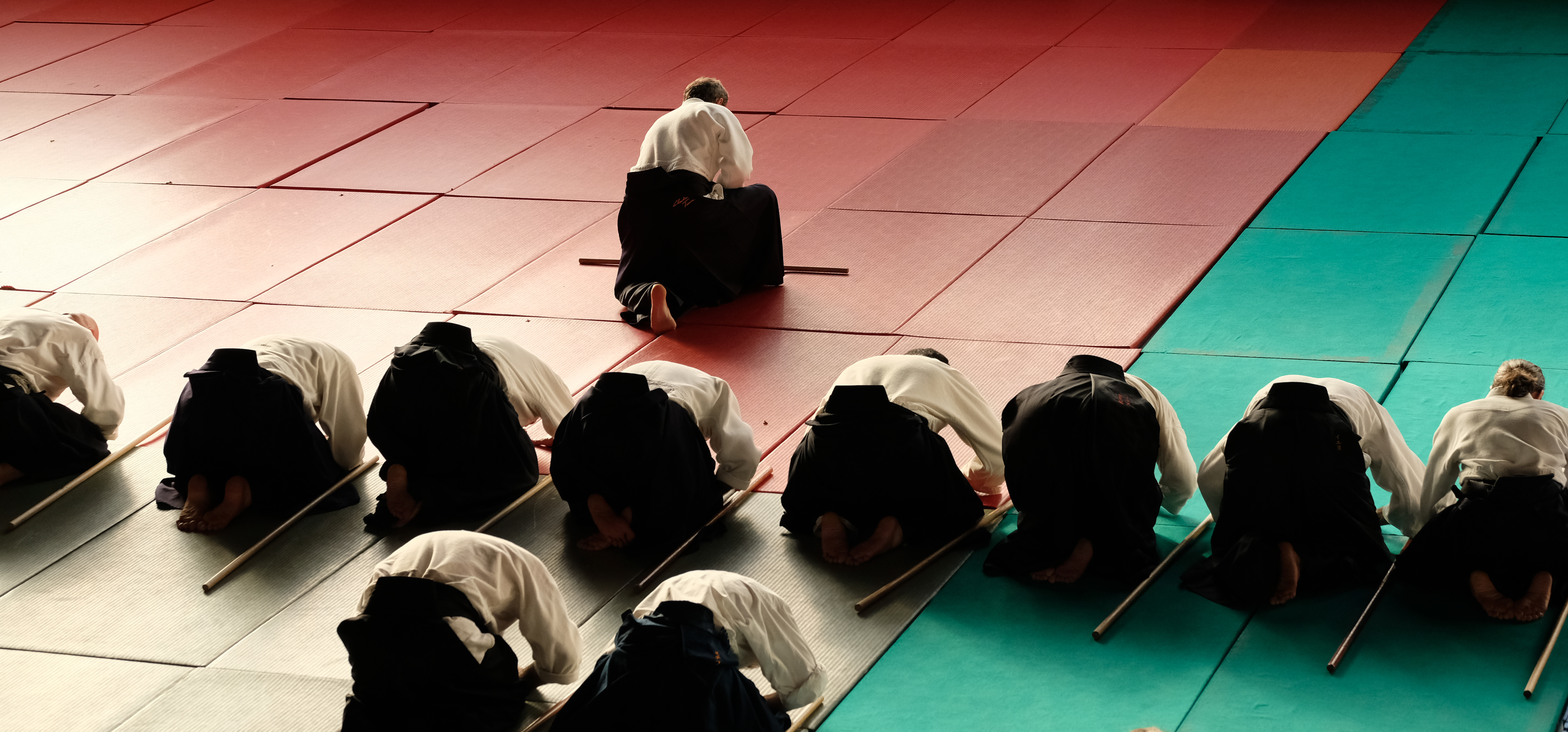 Bild zeigt die Verbeugung zu Beginn eines Aikidolehrgangs