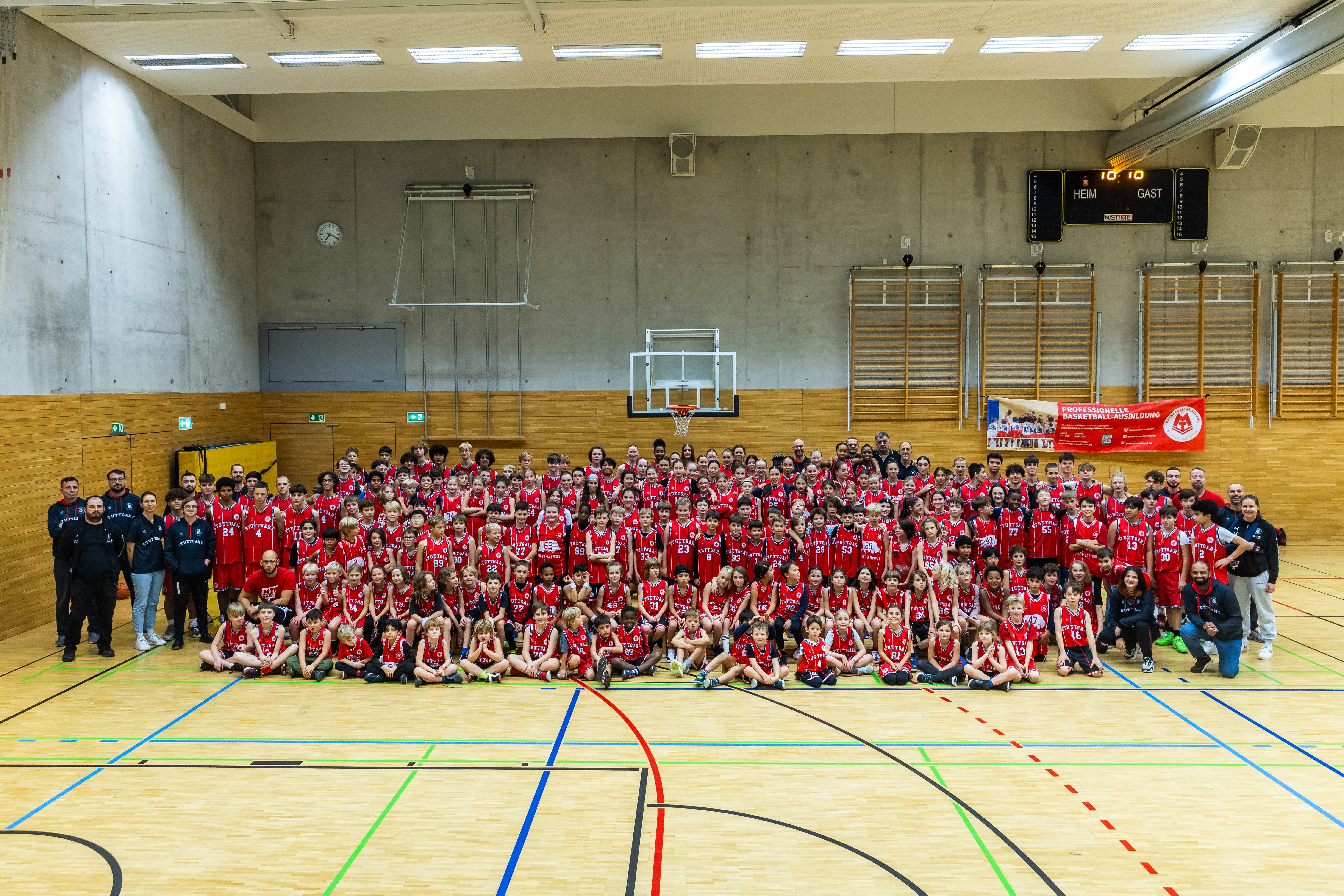 Auf diesem Bild sind alle Kinder und Jugendlichen der Basketball Akademie zu sehen