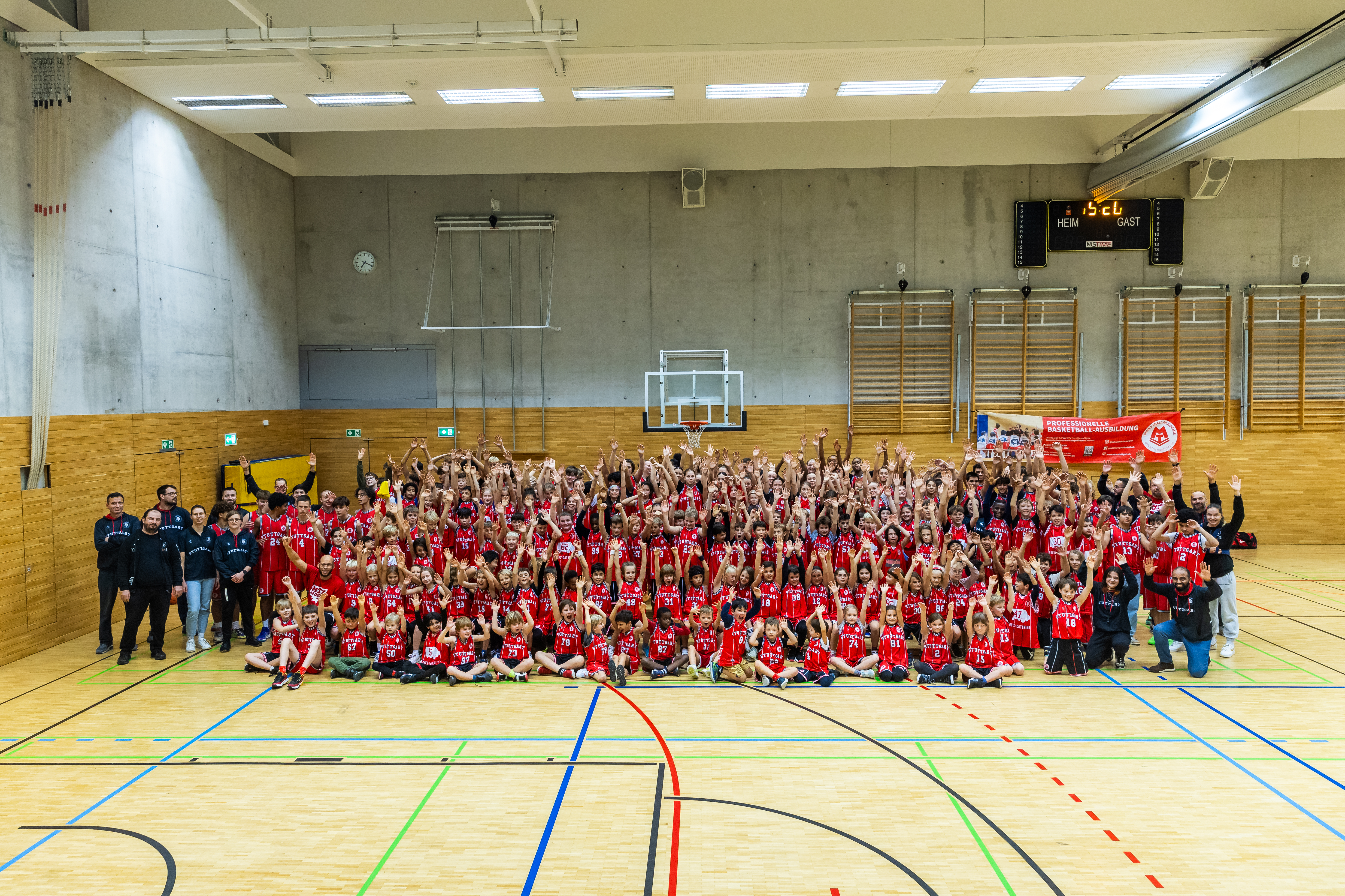 Auf diesem Bild sind alle Kinder und Jugendlichen der Basketball Akademie zu sehen