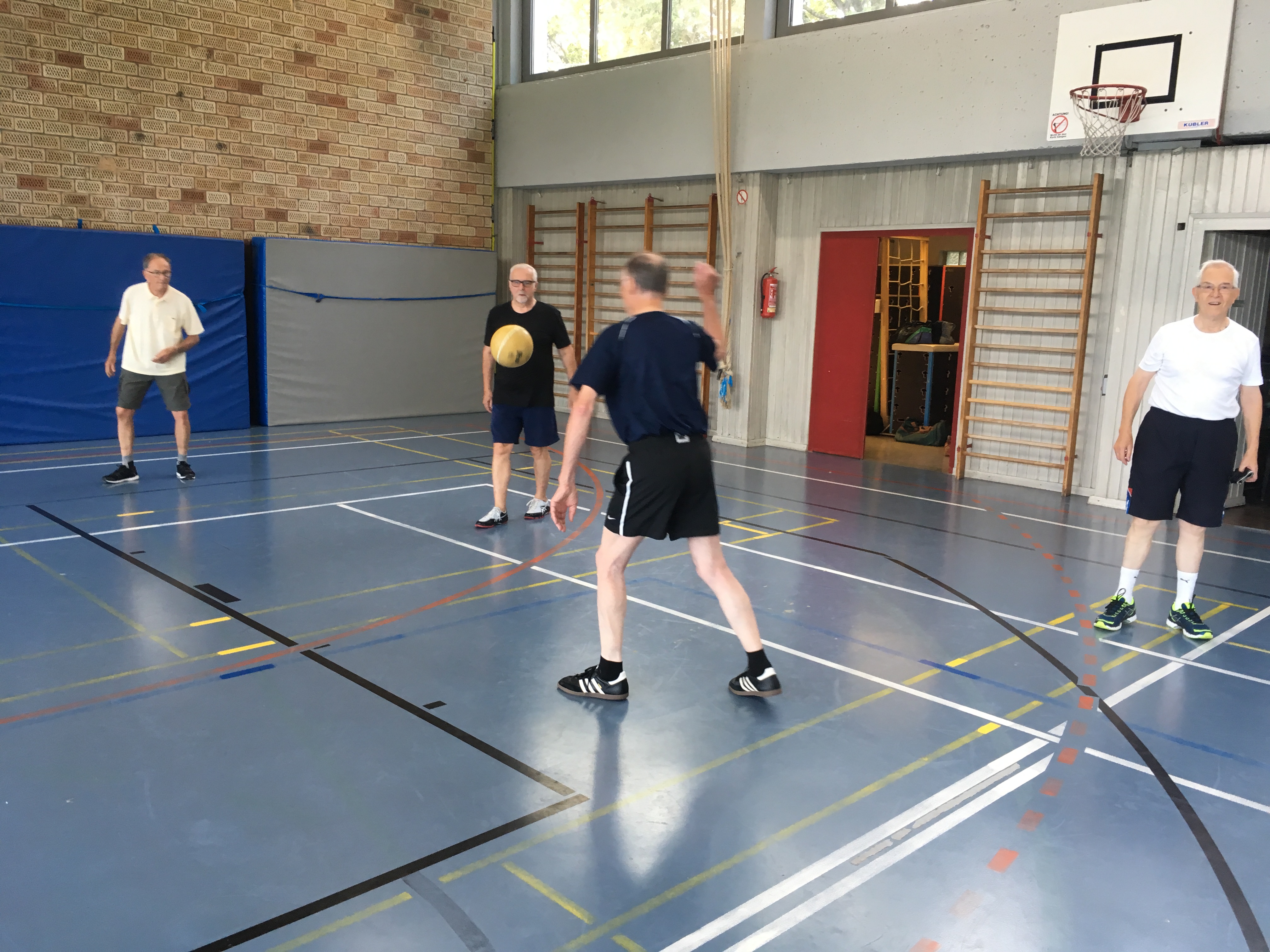 Bild zeigt Mitglieder unserer Prellballgruppe beim Spiel in der großen Gymnastikhalle