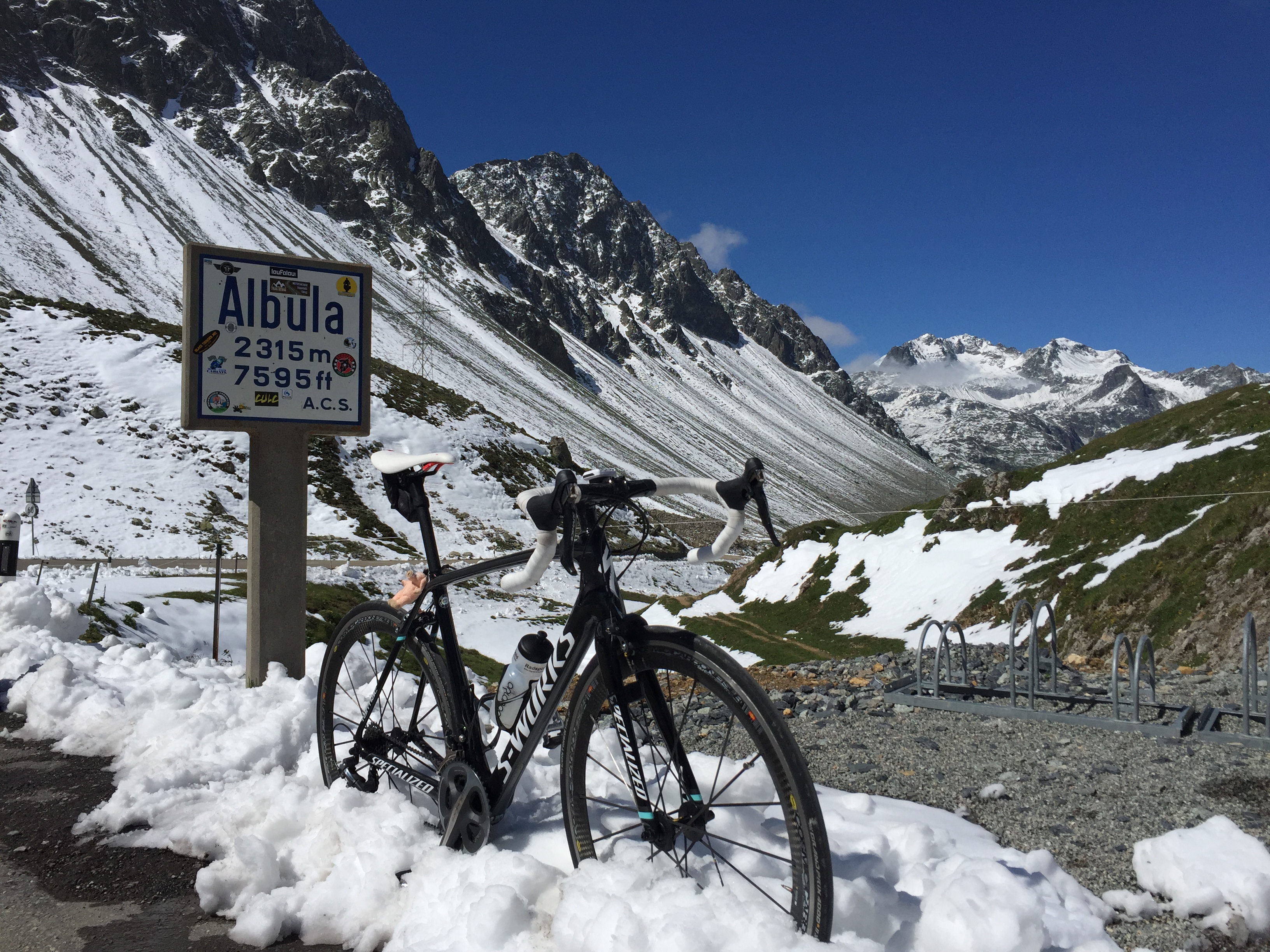Bild zeigt ein Rennrad dass im Schnee steht