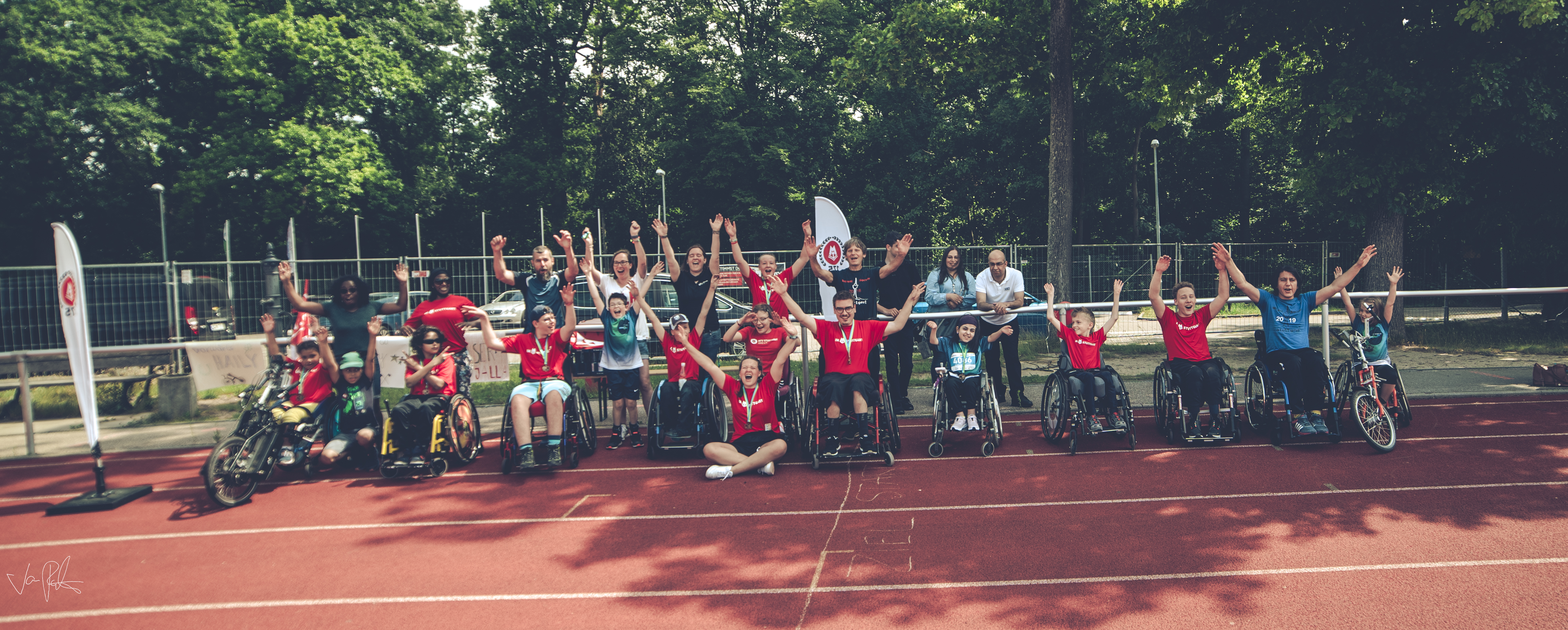 Bild zeigt die Rollikids als gruppe, nachdem sie erfolgreich am internen Handbikewettbewerb teilgenommen haben.