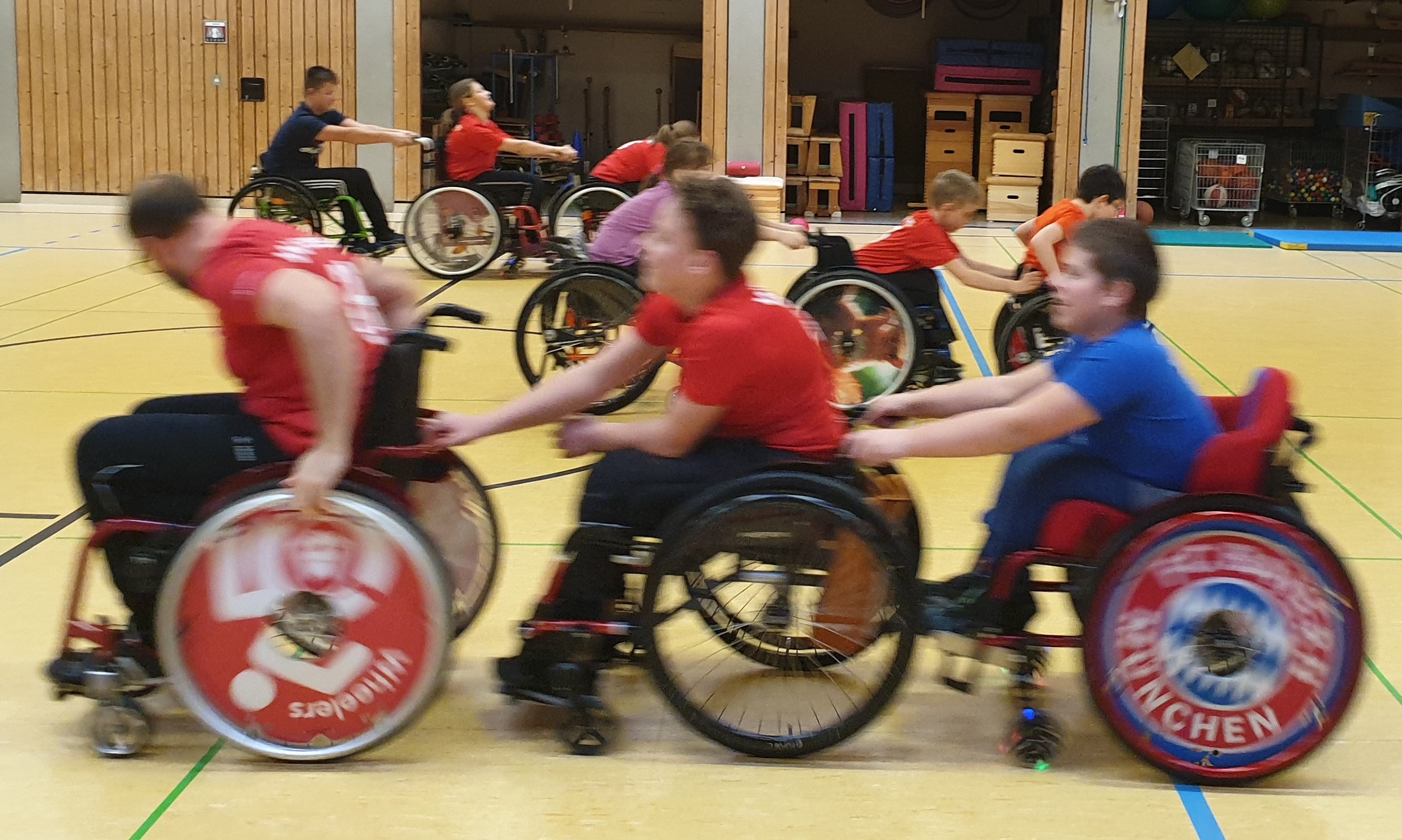 Bild zeigt die Rollikids in einer Momentaufnahme aus dem Training in der Halle beim Wettfahren in 3er Gruppen.
